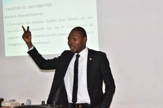 Roland SAWADOGO en conférence devant une présentation