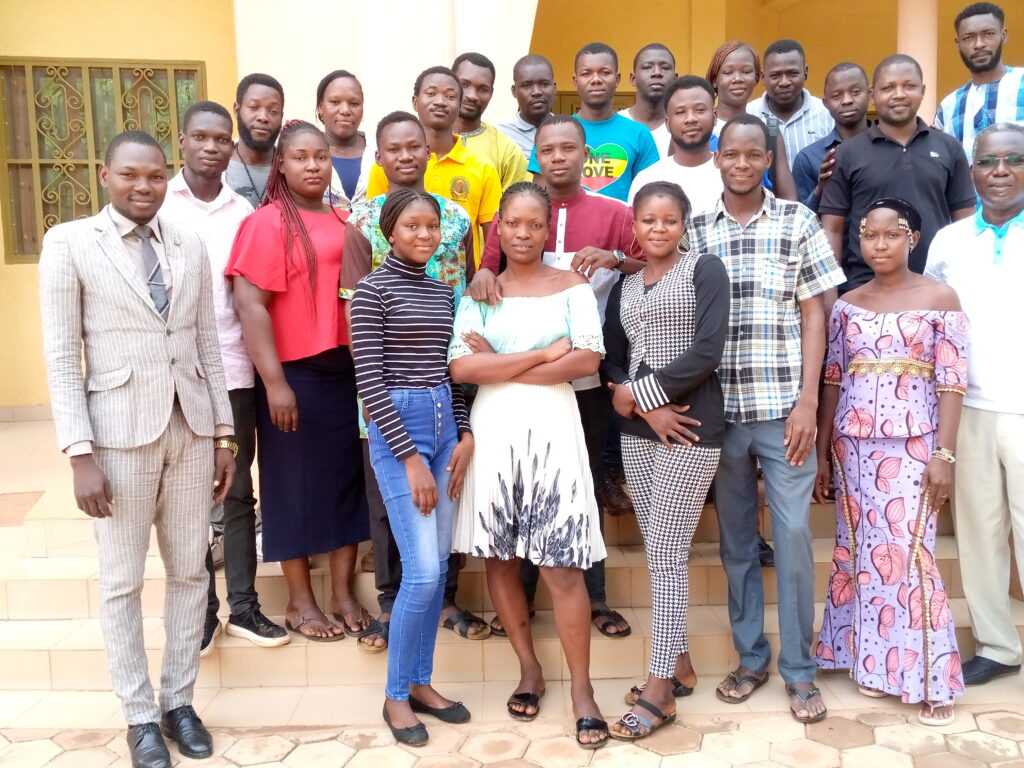 Photo de groupe à l’issue d’une session de formation