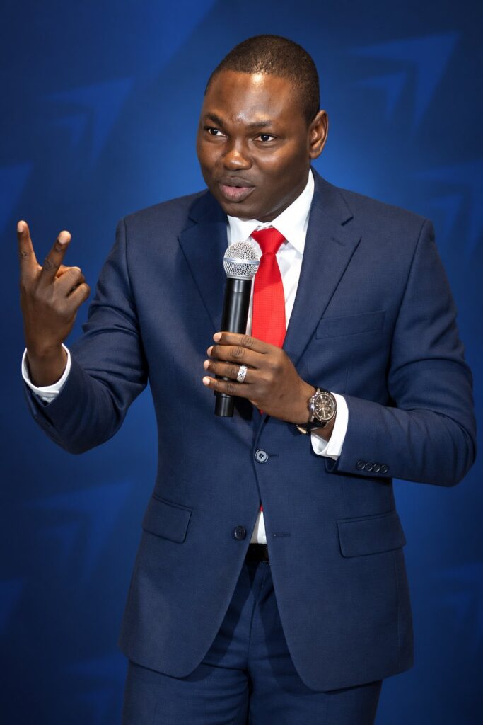 Roland SAWADOGO en conférence, micro en main